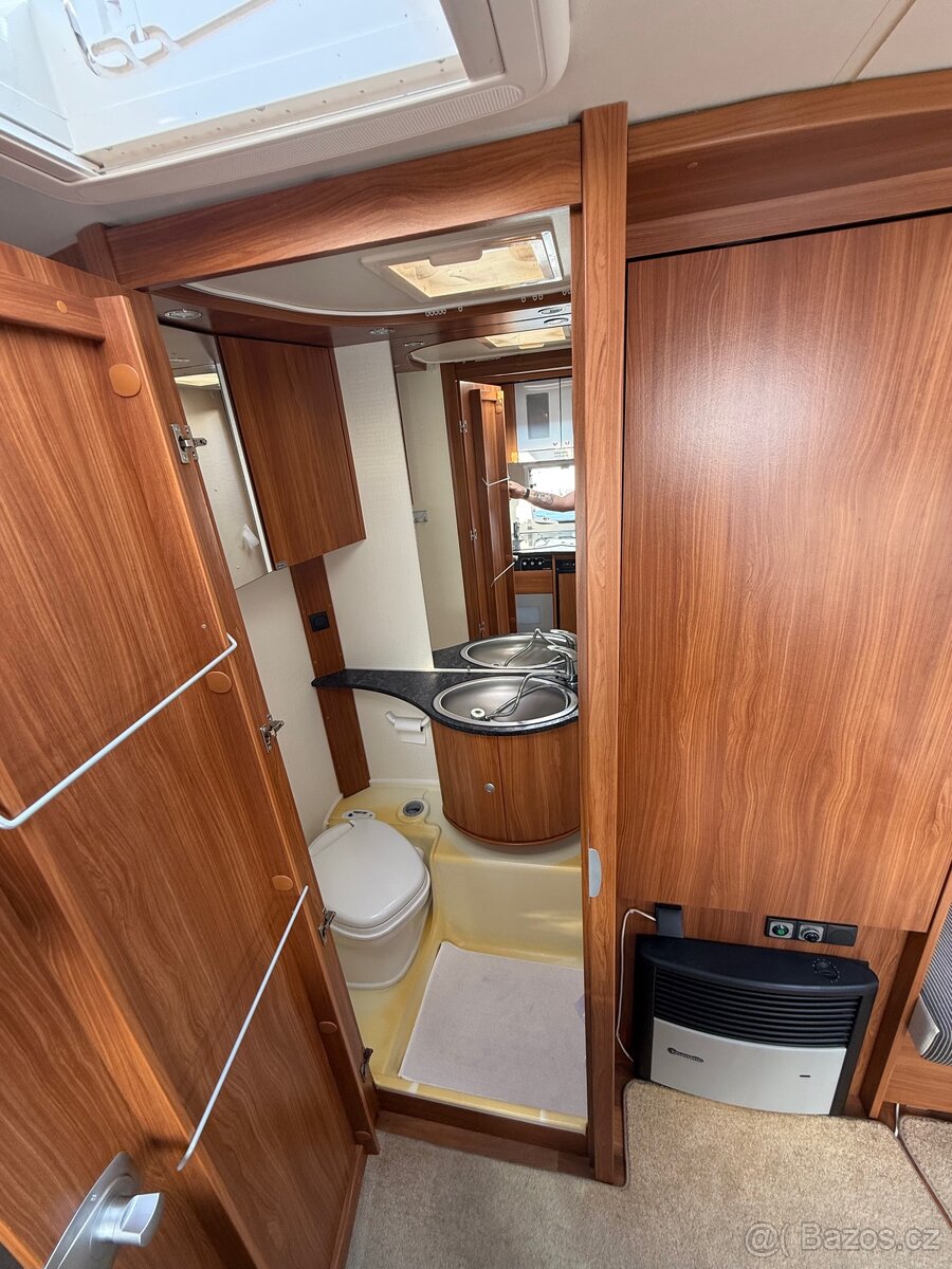 Dethleffs Nomad - předstan, sprcha - 15