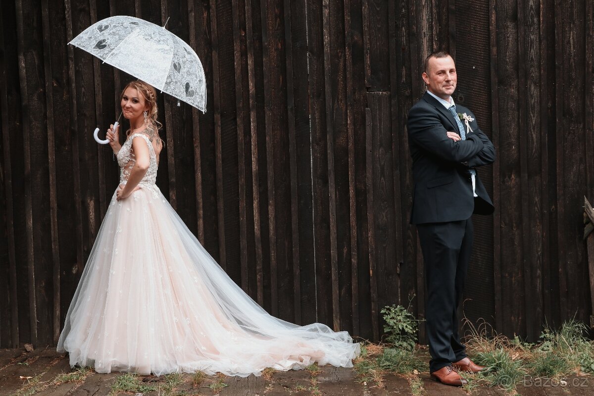 Prodám svatební šaty cena dohodou - 15