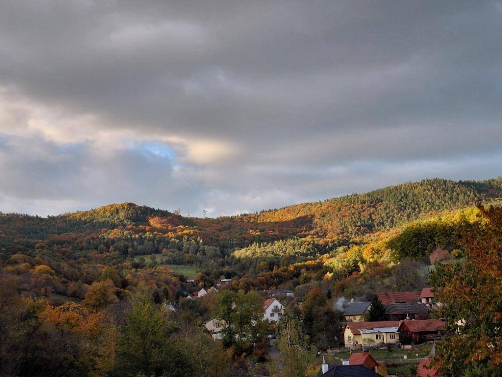 Slunné místo s duší, výhledem i st. povolením :) 4000 m2 - 15