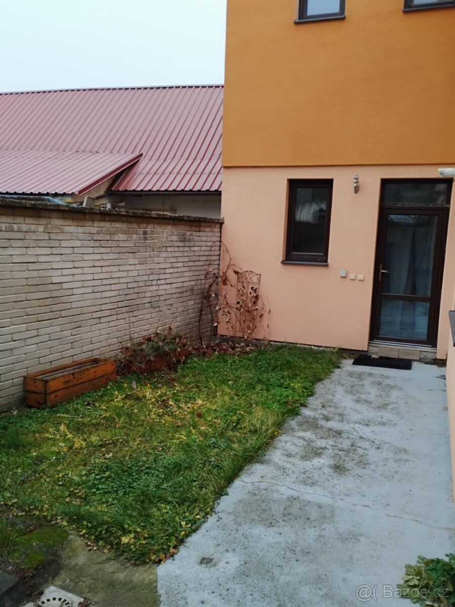 Pronajmu vybavený byt 2kk v Ježově se dvorem i zahradou - 15