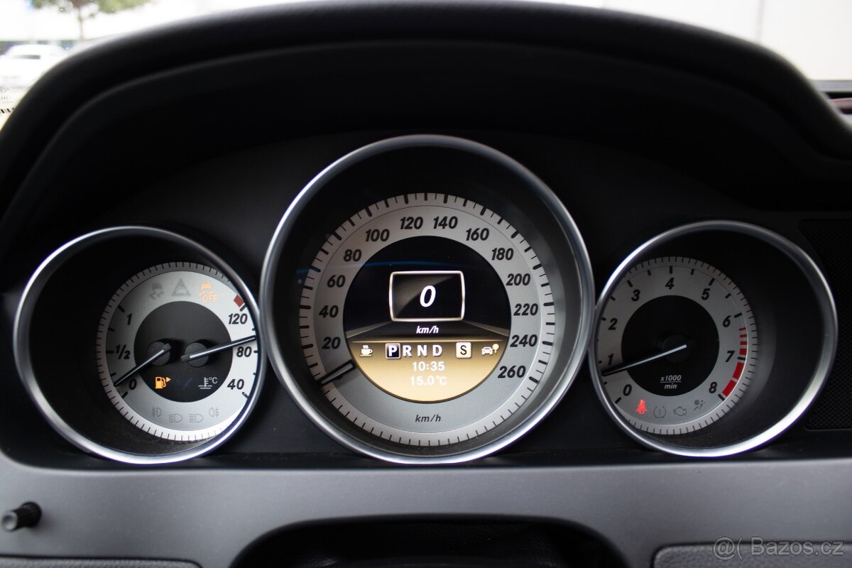 Krásný Mercedes-Benz C 250 Coupé s benzínovým motorem - 15