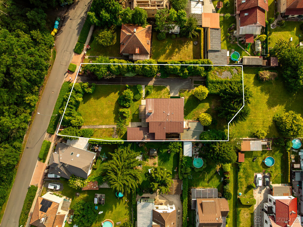 Dům s neuvěřitelnou atmosféru v klidné části Úval - 15