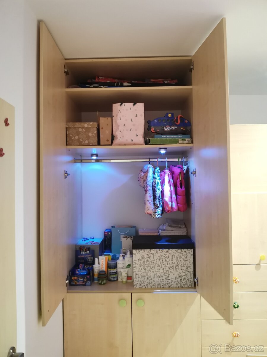 Nábytek do dětského pokoje - set skříně a palanda - 15