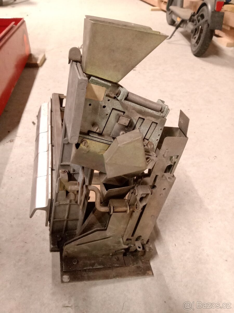 Prodám nástěnný automat na cigarety, Německo. - 15