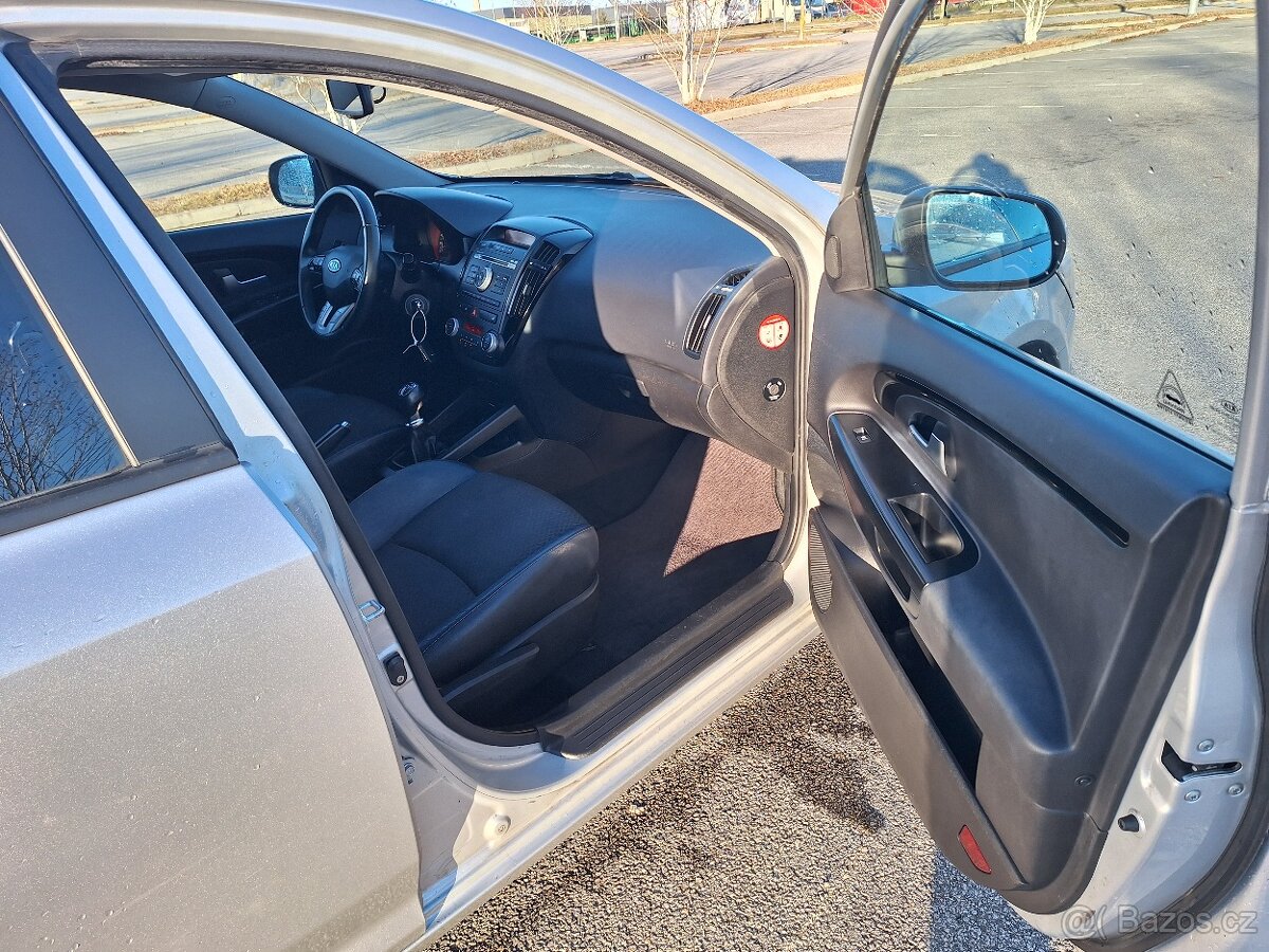 Kia ceed 1.6 CRDi Facelift MAX VÝBAVA - 15