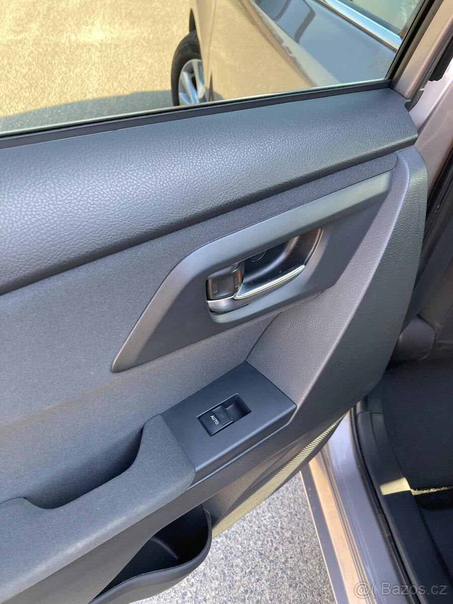 Toyota Auris 1,6 D kombi 82 KW - 15
