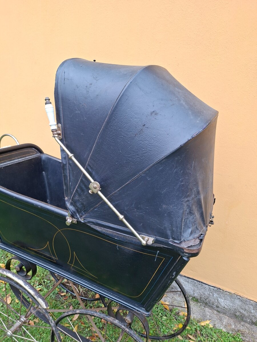 Starožitný kočárek pro miminko č. 633 - 15