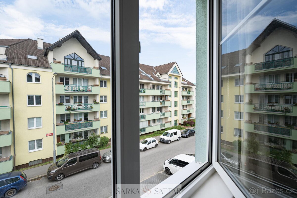 Prodej světlého 2+kk 54m2 s garážovým stáním , 2x sklepem, v - 15