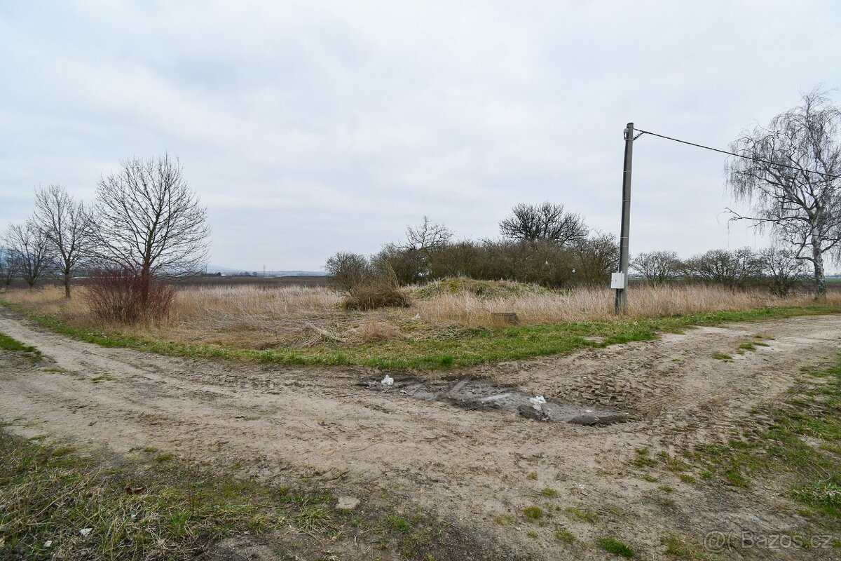Malý pozemek u silničního přivaděče - 15