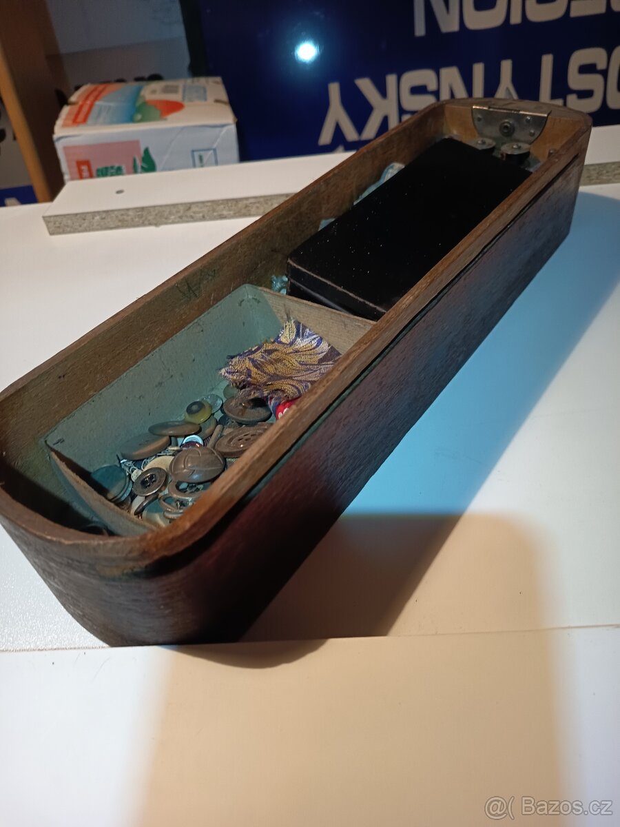 Šicí stroj Bobbin se starožitnou výbavou - 15