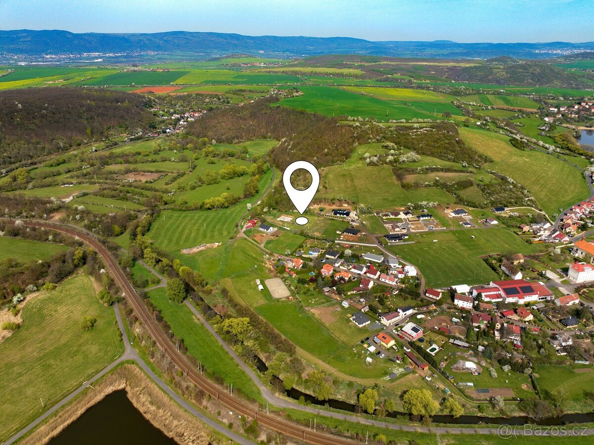 Prodej stavební parcely se základovou deskou a lesem ve Rty - 15