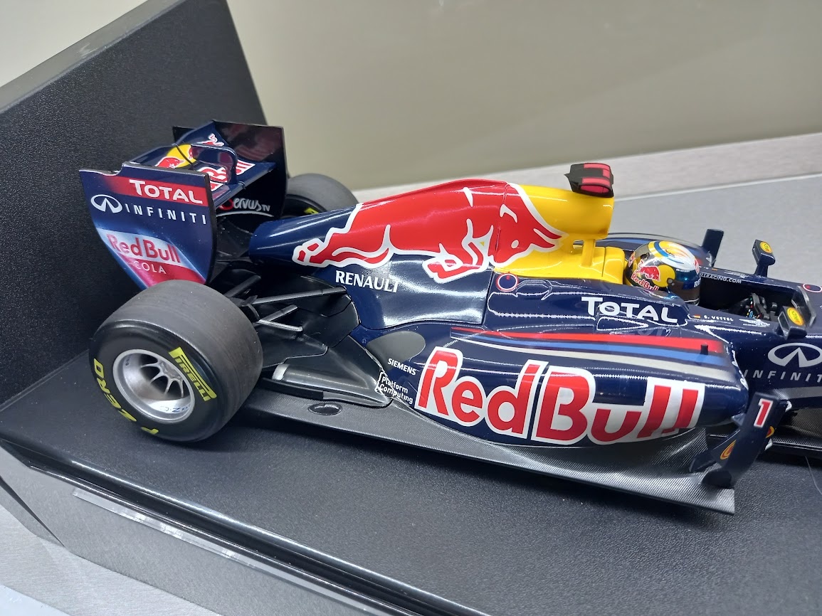 2X F1 RED BULL RB6 2010 a RB7 2011 VETTEL MINICHAMPS 1:18 - 15