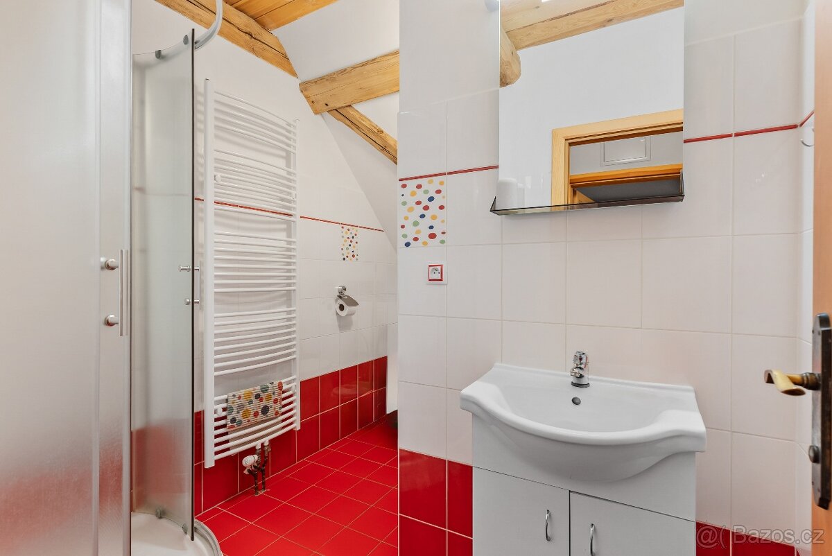 Prodej zavedeného penzionu s restaurací a velkým bytem - 15