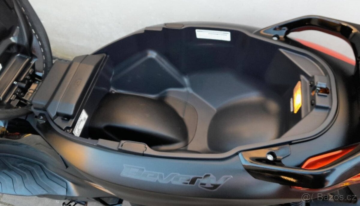 Piaggio Beverly 300 HPE, 2023, TOP stav, 6000km - 15