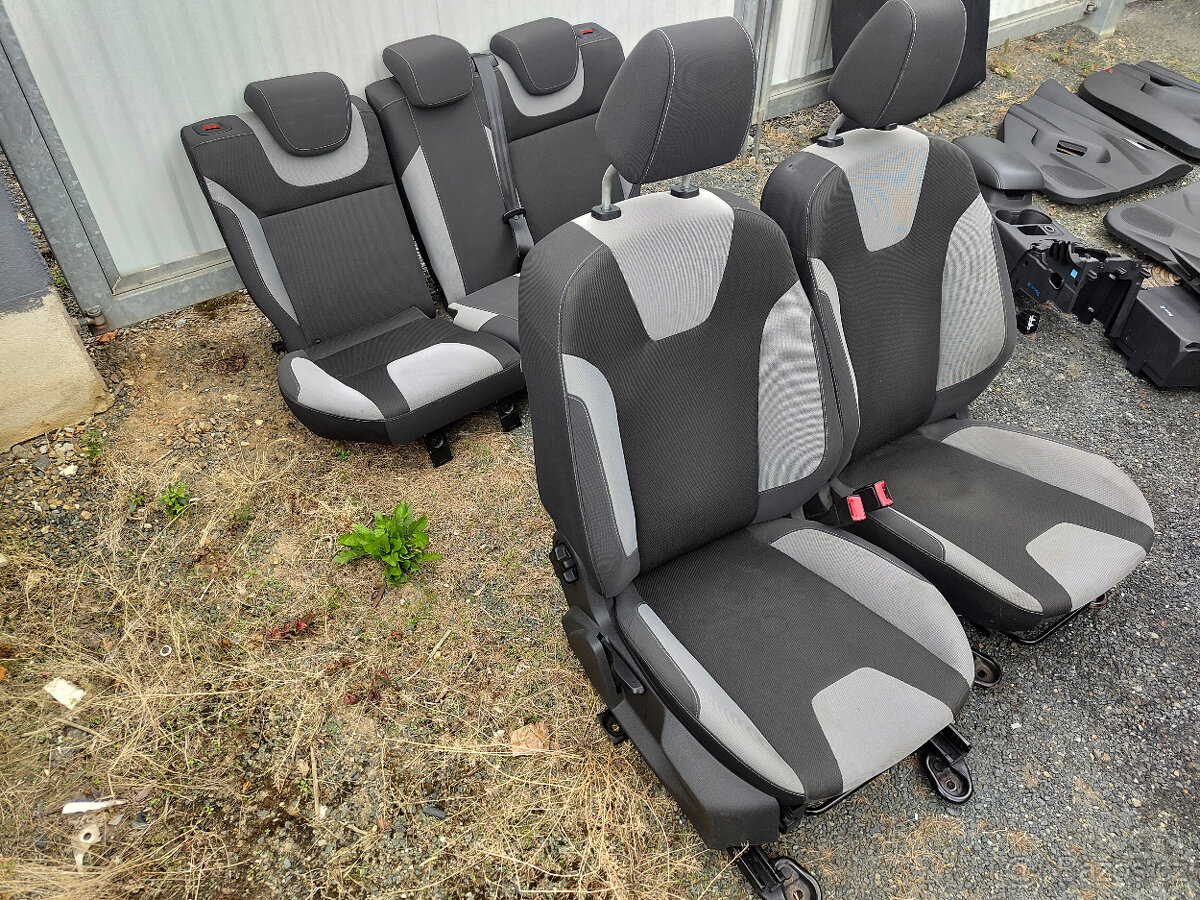 Sedačky, tapeci, koberec... Focus III - 15