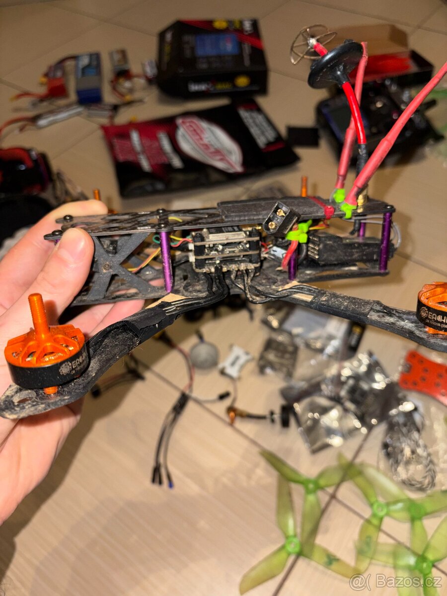 FPV dron + FPV bryle + baterie + nahradní díly - 15