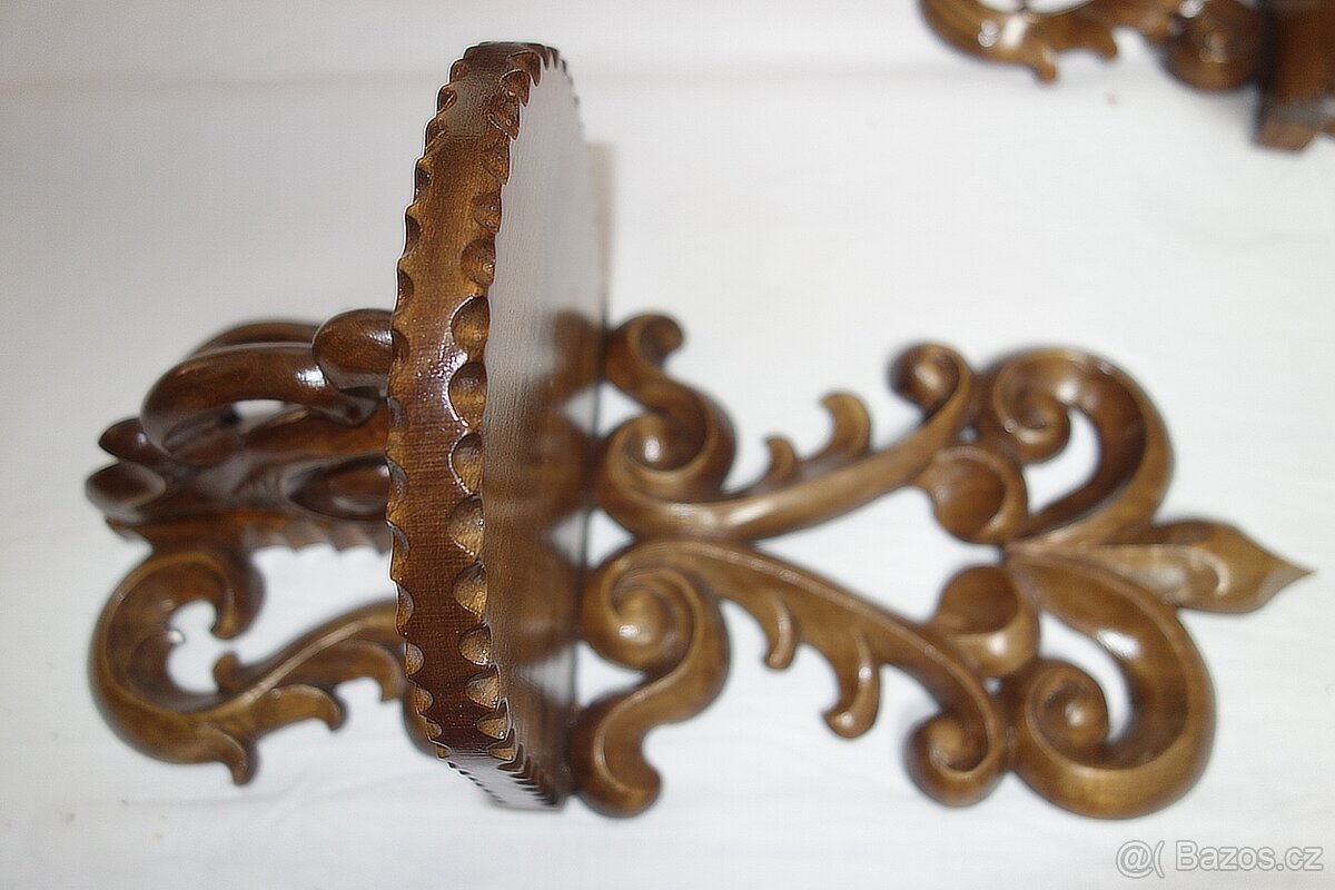 Vyřezávaná skříňka, vyřezávané poličky, podstavce na květiny - 15