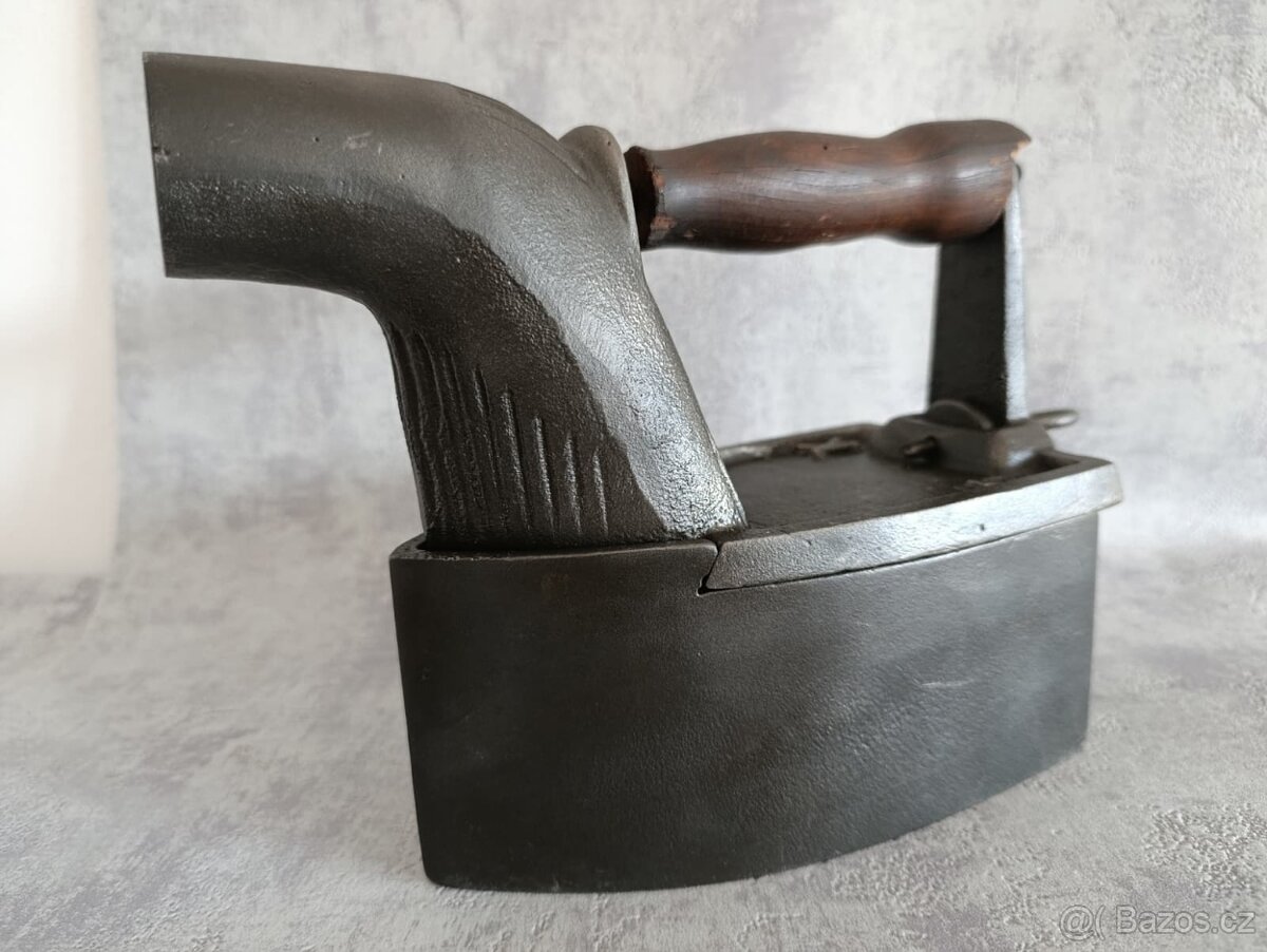 Stará velká orig. atypická žehlička s komínem. Krásná atyp - 15