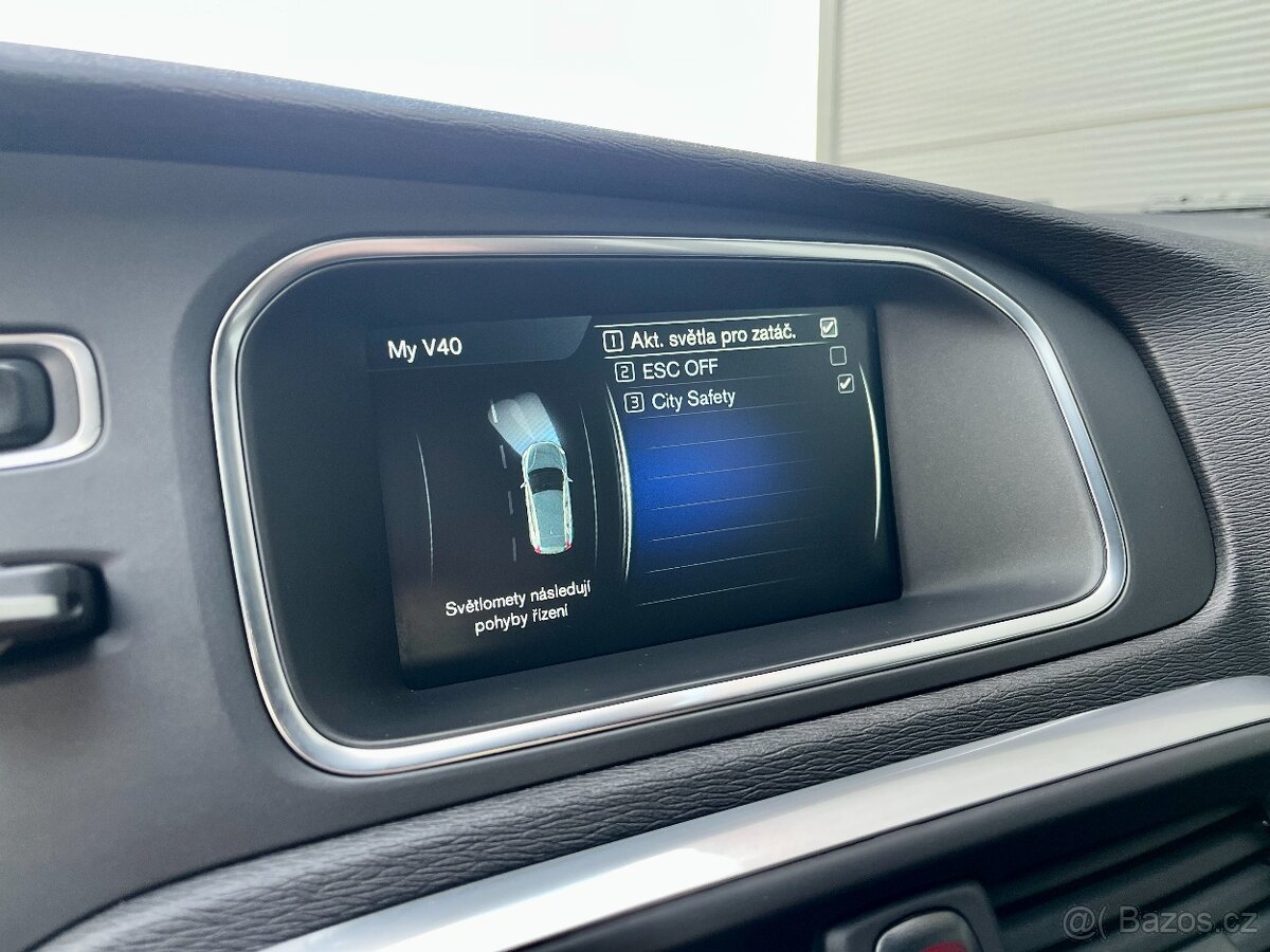 Volvo V40 D2 88kW R-Design VÝHŘEV Bi-Xenony NAVI Senzory - 15