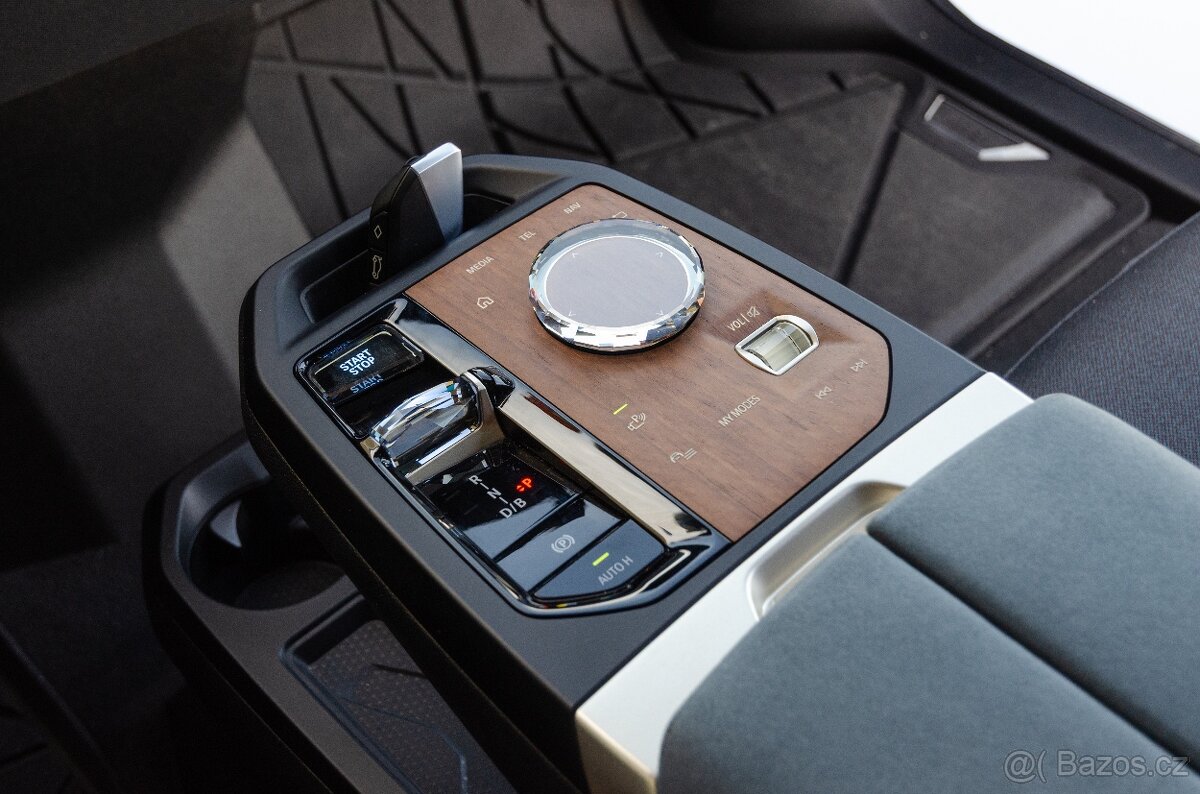 BMW iX xDrive40, Masáž, H&K, Tažné, DPH - 15