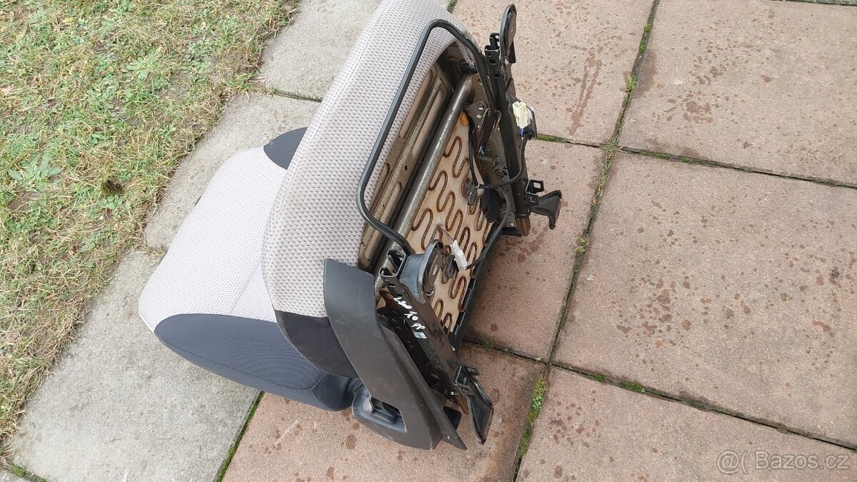 Mitsubishi L200 DID sedadlo spolujezdec - 15