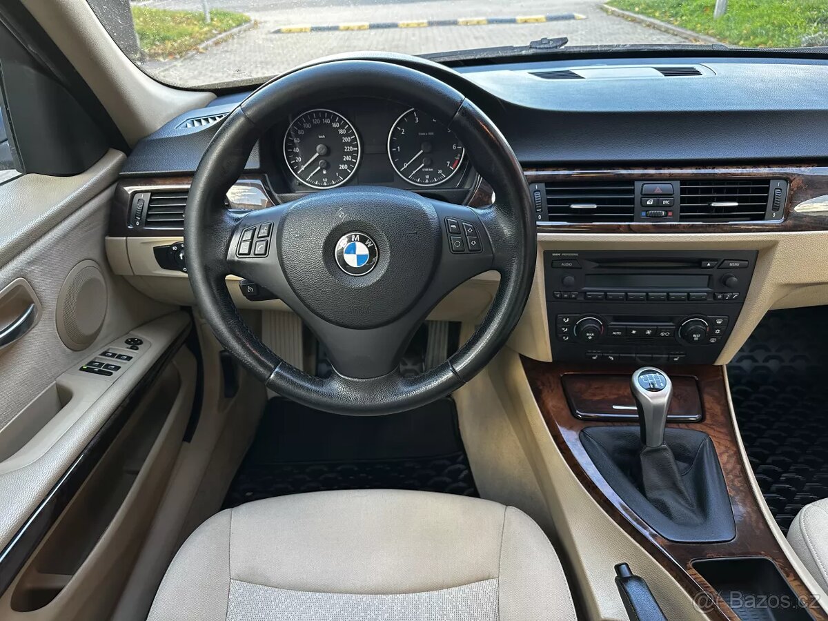 BMW E90 320i 110kW Xenony ALU R17 Tempomat El. tažné - 15
