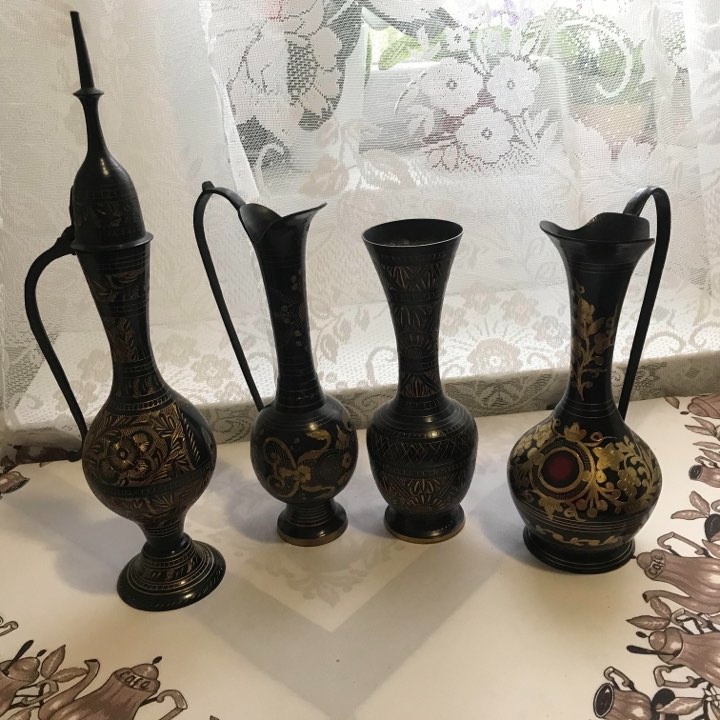 Černé tepané karafy, váza a vintage - 15