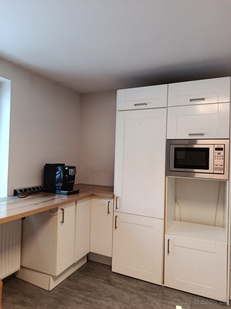 Krásná bílá (téměř plně vybavená) kuchyň - 15