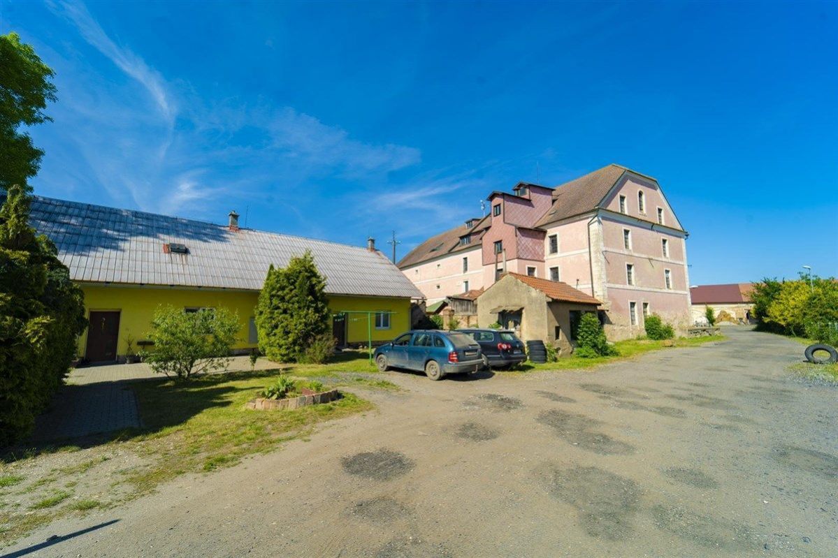 Pěčice, prodej rodinného domu 206 m2 (3 byty, sklady 2700 m2 - 15