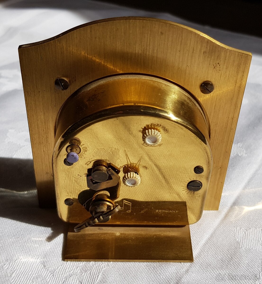 starožitný hrací budík, šaty, kabelka kožená,HRNEČKY - 15