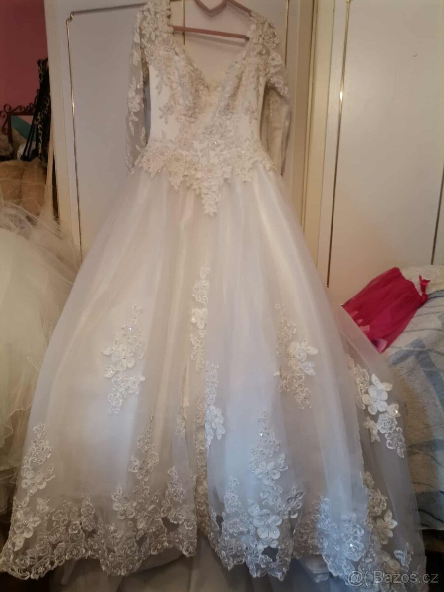 svatebni šaty s vlečkou - 15