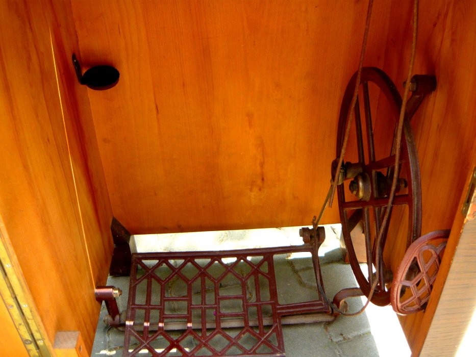 Starožitný cca 100 let starý skříňový šicí stroj - 15