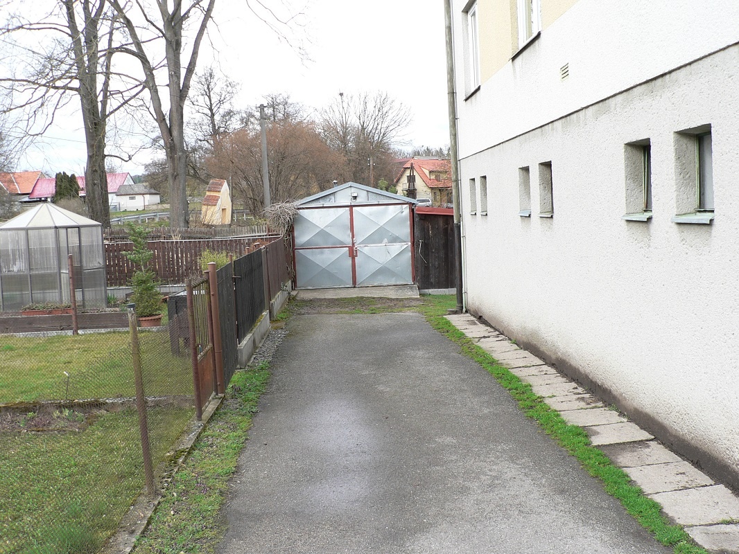 ČEKANICE - byt 4+1 s plechovou garáží a zahrádkou - 15