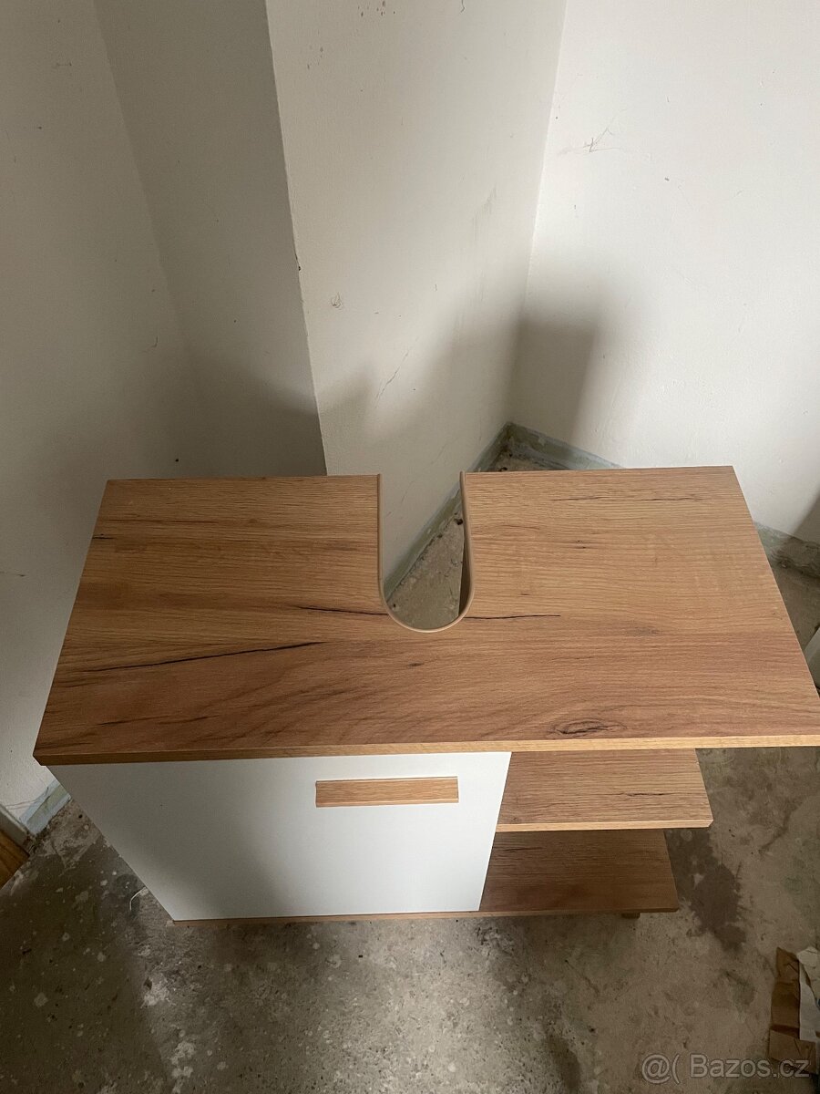 Koupelnové skříňky a zrcadlo - 15