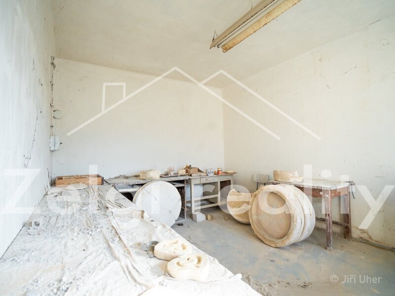 prodej vícegeneračního rodinného domu 7+2, užitná plocha 330 - 15