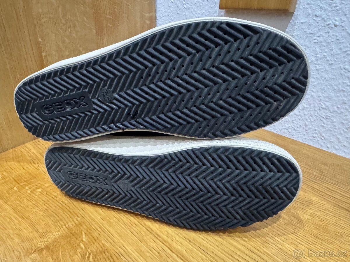 Prodám sportovní turistické boty Nike 36, QUECHUA 33 Geox 34 - 15