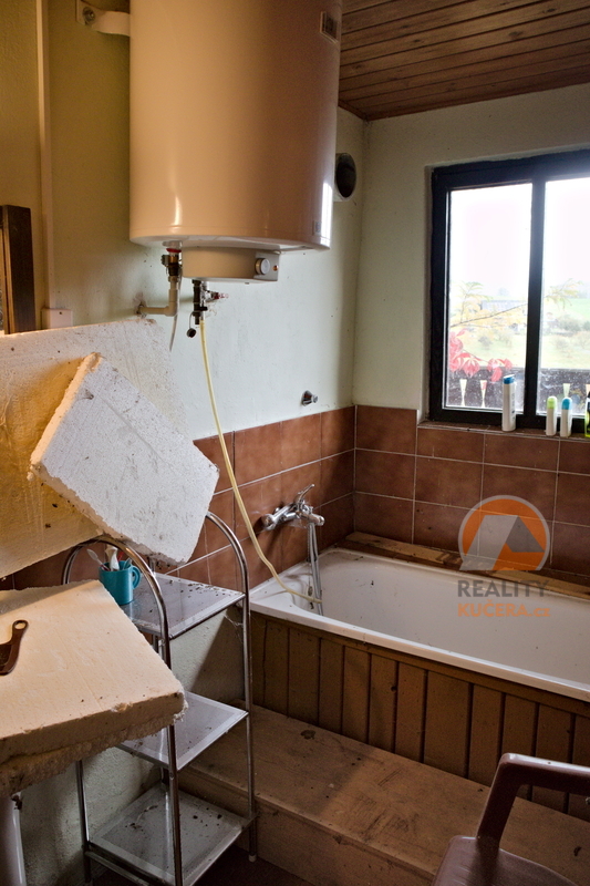 Roubená chalupa v lese - 15