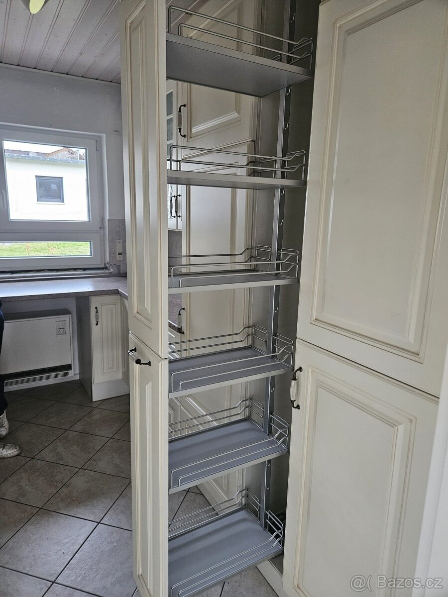 Moderní kuchyňská linka se spotřebiči - 15