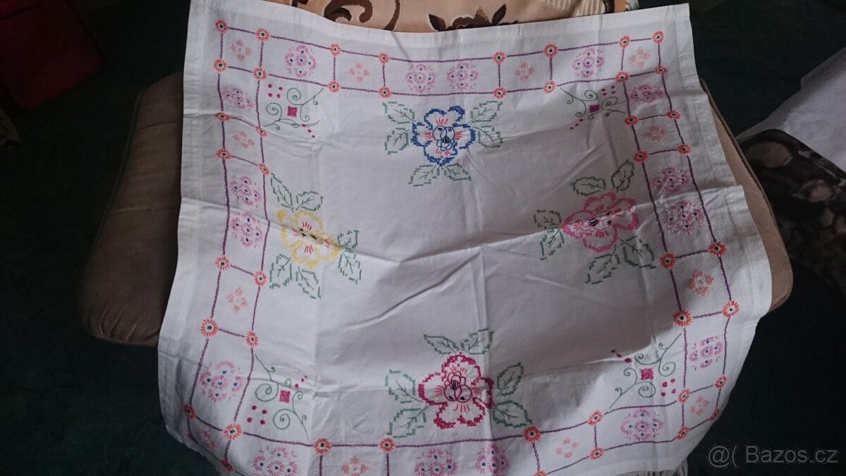 Záclony, červené závěsy, ubrus. - 15