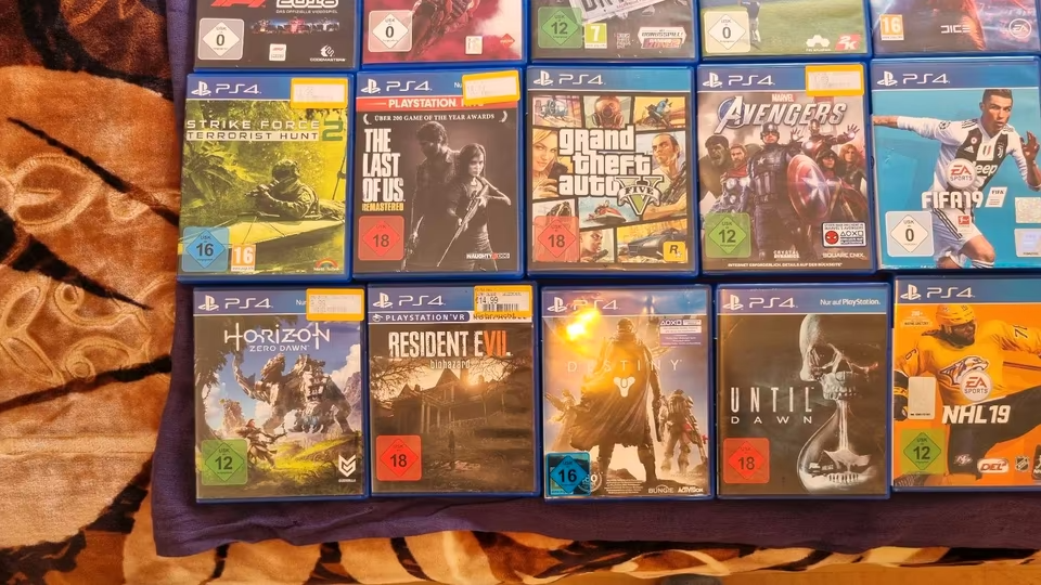 PLAYSTATION 4 + 28 HER - 15