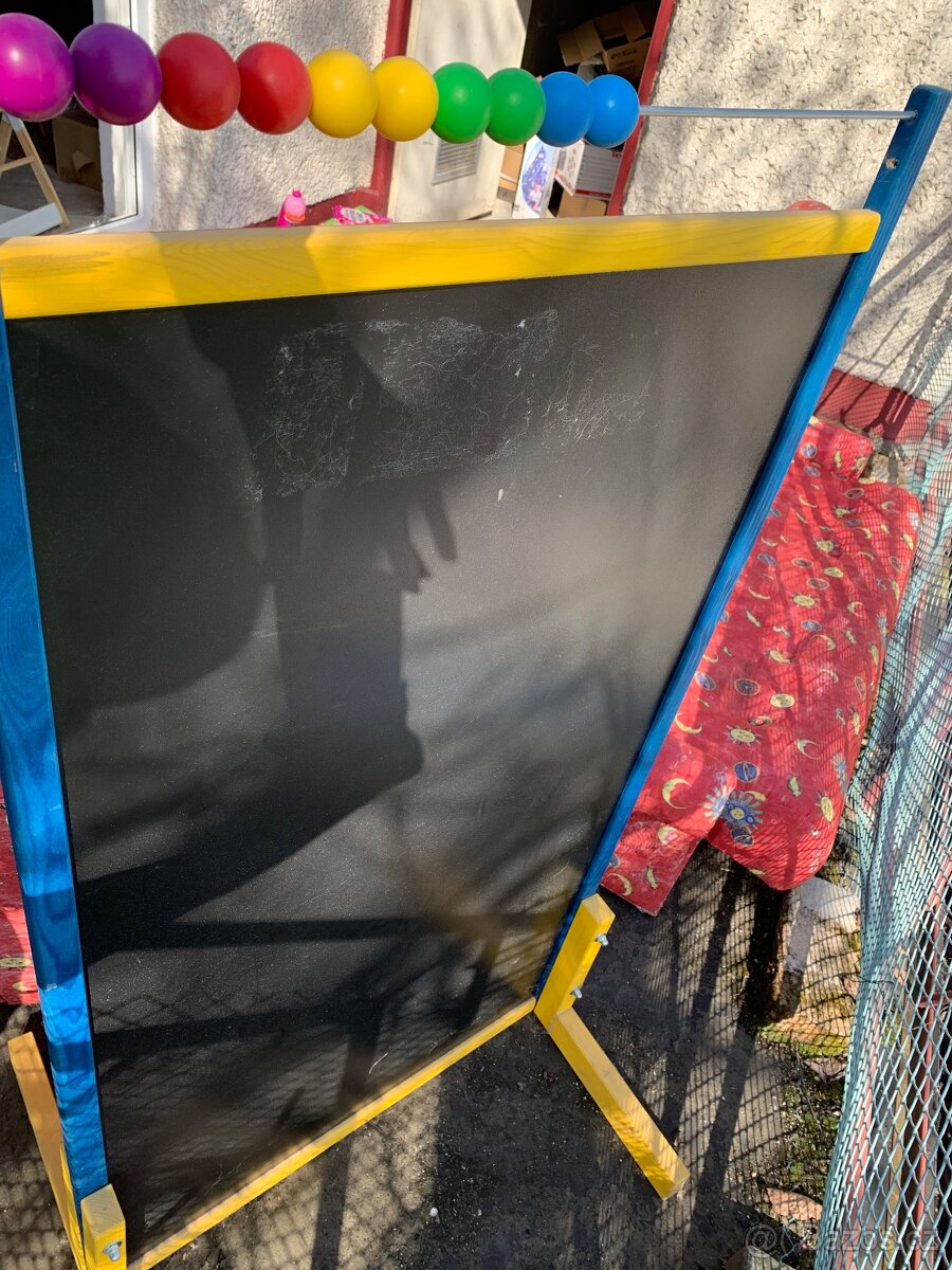 Sedačka (postýlka) + 2 křesla, magnetická tabule, stojan na - 15