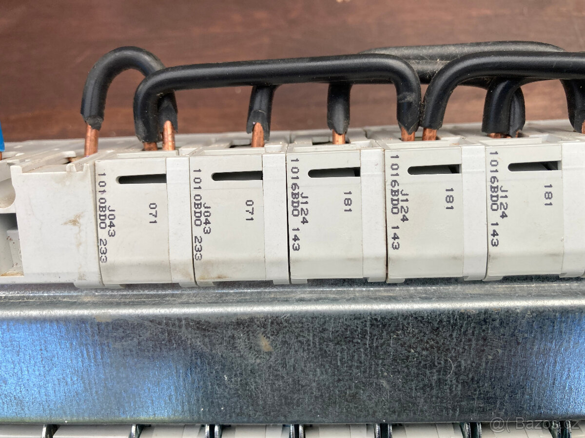 Součástky elektro, použité, jističe, rozvaděč za 500 kč - 15