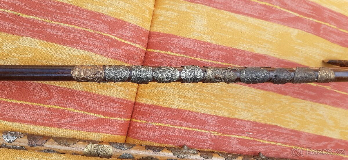 Vyřezávané dřevěné hole - 15