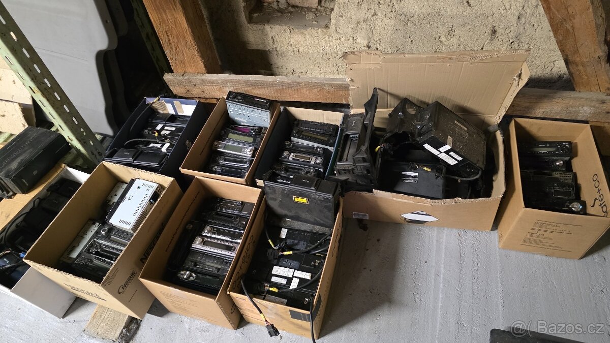 Výprodej autoradií a CD měničů asi 80ks a zesilovačů - 15