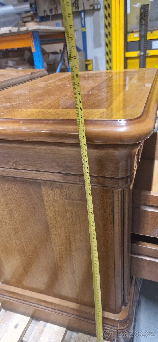 Masivní komoda a dva noční stolky - 15