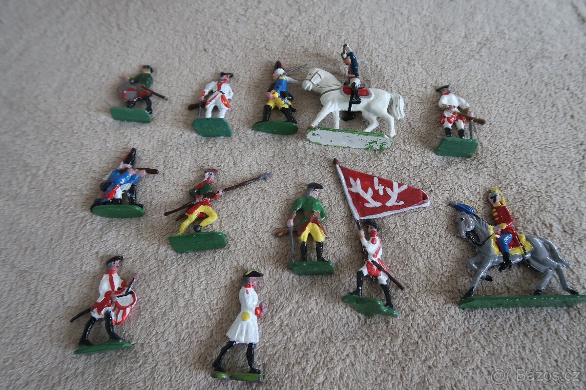 cínoví vojáčci a další figurky - 15