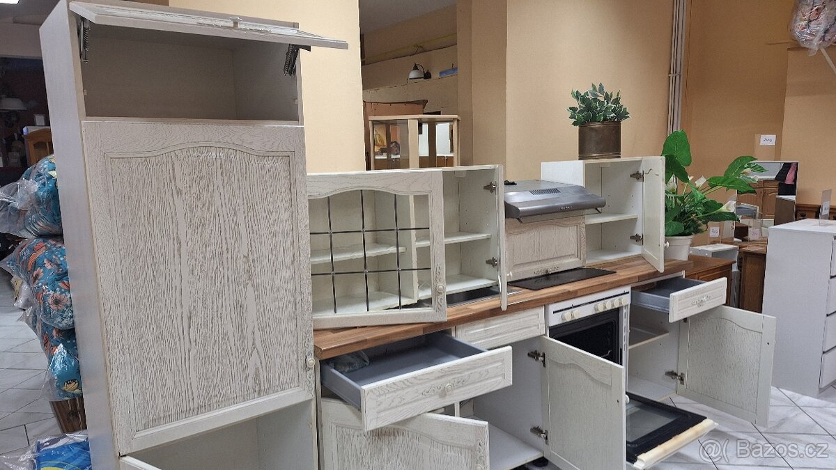 Bílá rustikální kuchyňská linka - 15