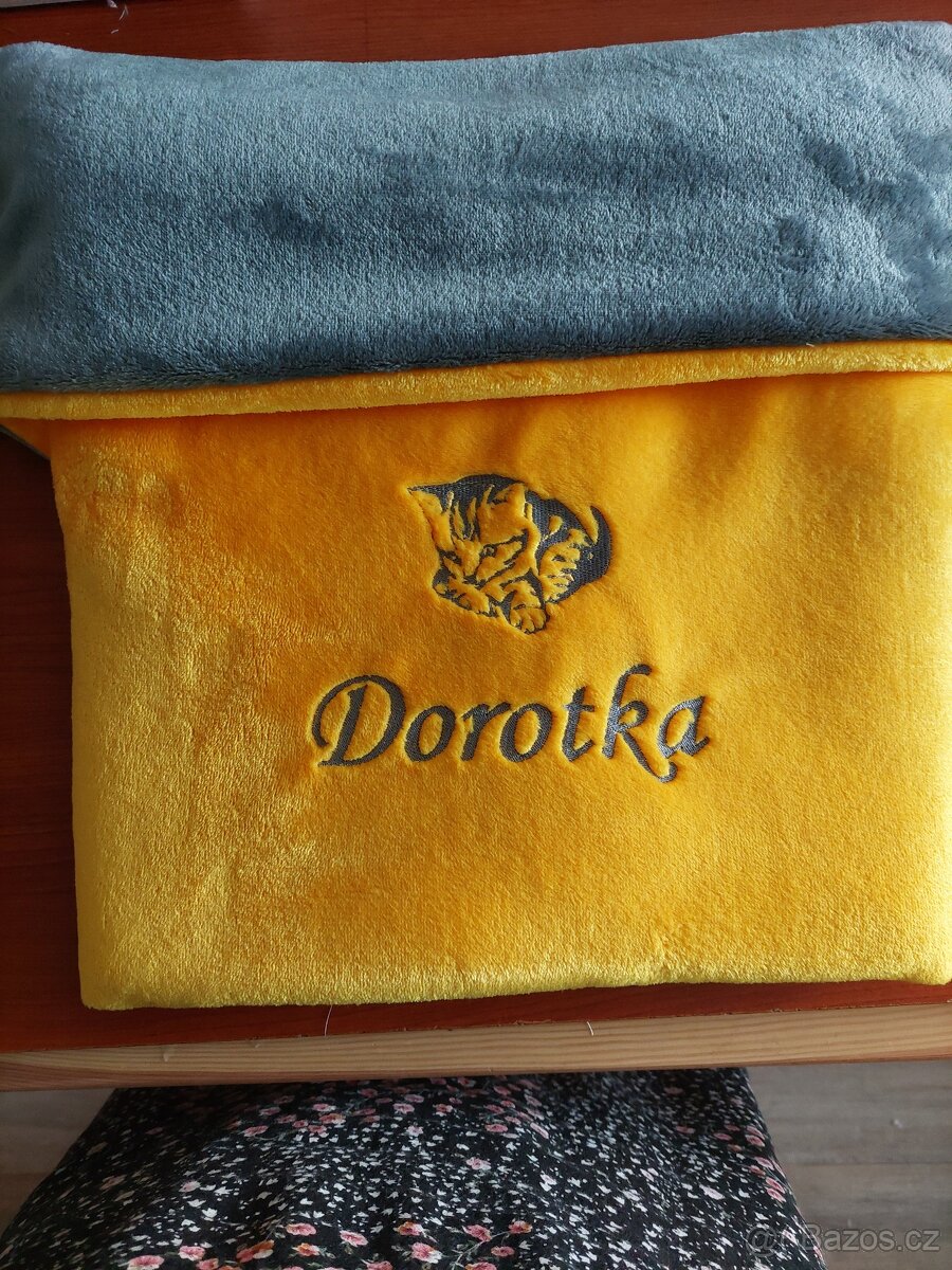 Deka s výšivkou jména na přání více barev - 15