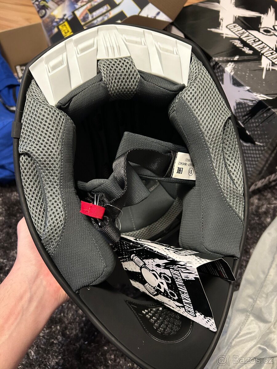 Grenzgaenger prilba, bunda, kikina a tricko - 15