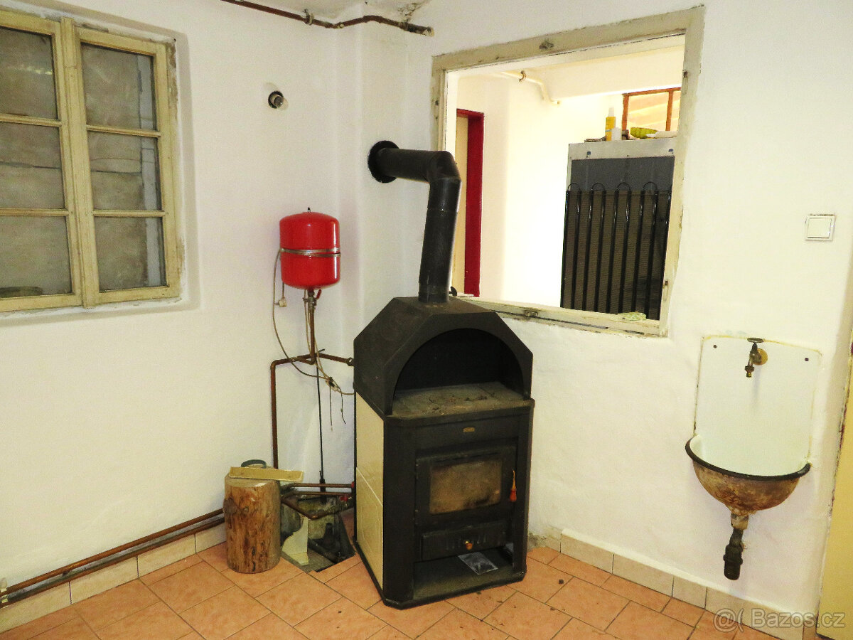 Prodej rodinný dům se sklepem, dvorkem, zahradou a stodolou - 15